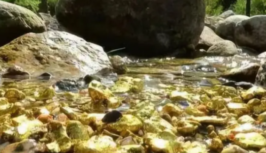 Xuất hiện đá lạ lấp lánh màu vàng mỗi khi mưa bão, một con suối bị phong tỏa: Hàng loạt công nghệ đặc biệt vào cuộc, lộ ra kho báu 400 năm tuổi