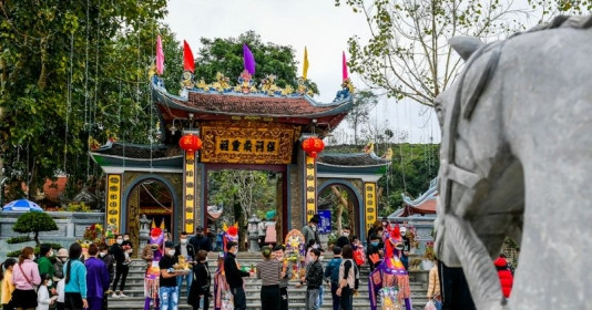Ngôi đền nằm nép mình bên dòng sông Hồng ở một tỉnh miền núi phía Bắc, nổi tiếng là nơi cầu cầu công danh, tài lộc linh thiêng nhất nhì Việt Nam