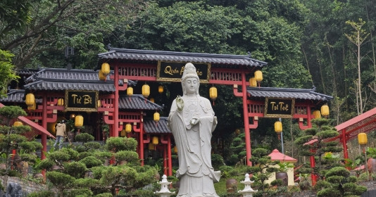 Ngôi chùa cổ ở miền Bắc nằm trên lưng chừng núi, sở hữu cây thị trăm năm tuổi nổi tiếng linh thiêng, là điểm đến lý tưởng để ghé thăm dịp đầu năm mới