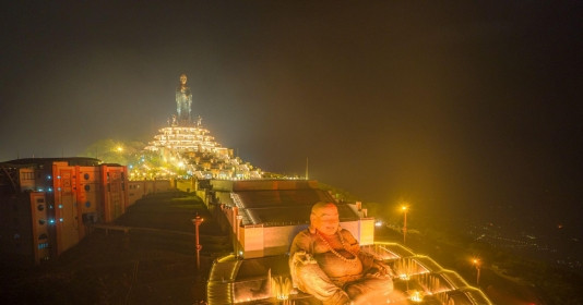 Bên trong Đại tượng Phật Di Lặc bằng đá sa thạch 5.000 tấn nằm trên đỉnh núi cao nhất miền Nam