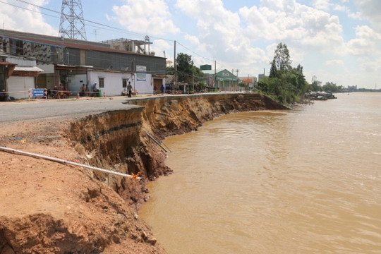 Quảng Nam chi hàng tỷ đồng làm 2 dự án kè chống sạt lở khẩn cấp bờ sông