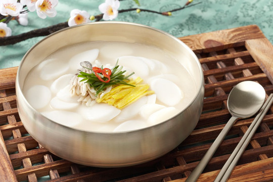 Món canh Tteokguk ngày đầu năm mới của người Hàn Quốc
