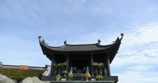 Choáng với ngôi chùa cao nhất Việt Nam: Là chùa bằng đồng lớn nhất châu Á, nằm ở đỉnh cao nhất dãy Yên Tử với độ cao hơn 1.000m