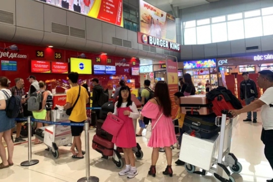 Sân bay Tân Sơn Nhất đón khách kỷ lục, mùng 4 Tết luôn thế!