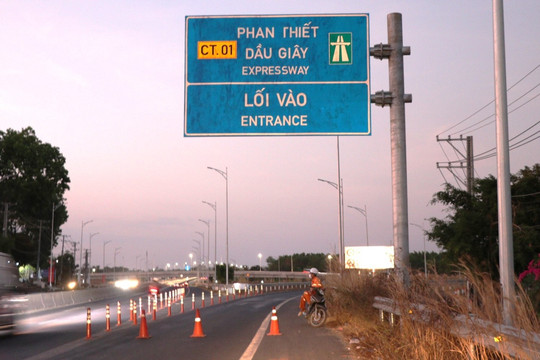 Chặn lối vào cao tốc Phan Thiết - Dầu Giây do tai nạn liên hoàn