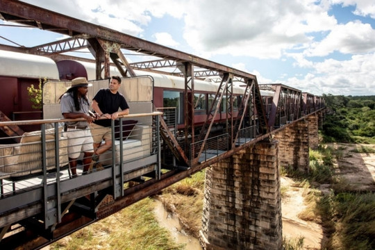 Khách sạn độc nhất vô nhị: Đoàn tàu bỏ hoang hoá phòng nghỉ cao cấp, nhìn thẳng xuống khu bảo tồn lớn nhất châu Phi từ cây cầu trăm tuổi