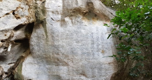 Kỳ bí văn bia cổ cao hàng trăm mét với niên đại gần 7 thế kỷ, là tấm bia được khắc trên núi cổ nhất Việt Nam