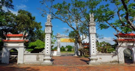 Di tích lịch sử là nơi thờ Đức Vương Ngô Quyền, bên trong còn lưu giữ chứng tích đại thắng quân Nam Hán