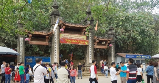 Ngôi chùa nằm trên đỉnh núi ở miền Bắc Việt Nam, nổi tiếng với bộ tượng thờ bằng gỗ sơn son thếp vàng được công nhận là bảo vật Quốc gia