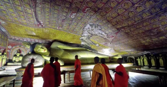 Bên trong hang động 2.000m2 chứa hàng chục bức tượng Phật dát vàng, là Di sản thế giới được UNESCO công nhận