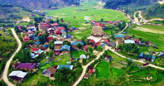 Ngôi làng cổ của Việt Nam nằm ở độ cao hơn 1.000m, được bao quanh bởi 4 ngọn núi, chỉ vỏn vẹn 63 hộ dân