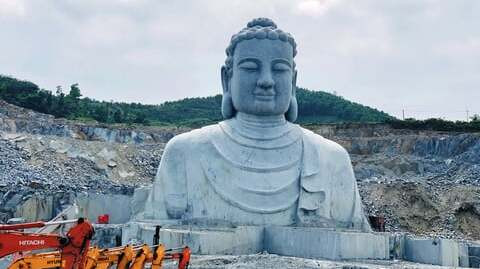 Chiêm ngưỡng tượng Phật khổng lồ cao 65m, diện tích gần 2.000m2, ‘mọc’ lên giữa núi đá