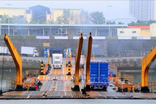 Quảng Ninh xuất khẩu 925 tấn hàng hóa qua lối mở cầu phao tạm Móng Cái