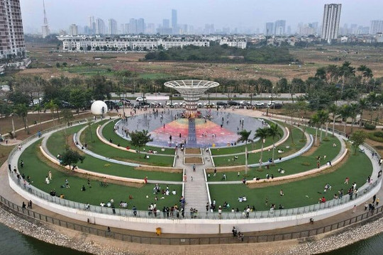 Công viên tiền tỷ 'đắp chiếu' nhiều năm bất ngờ 'hồi sinh' ngoạn mục, người dân Thủ đô tấp nập ghé thăm 