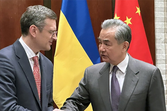 Đan Mạch tặng pháo cho Ukraine, Trung Quốc không bán vũ khí sát thương cho Nga