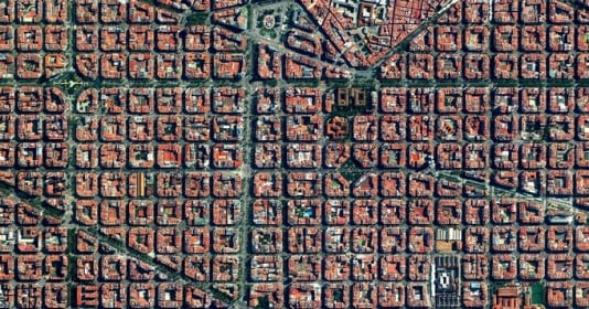 Thành phố gần 2 triệu dân được quy hoạch thẳng tắp như một bàn cờ, một quận có hơn 500 ngôi nhà thiết kế hình bát giác