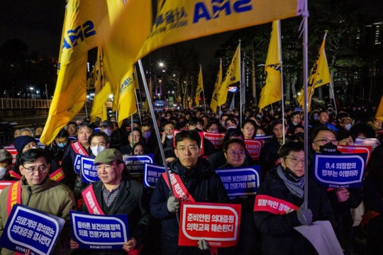 Y tế Hàn Quốc khủng hoảng: Hàng nghìn bác sĩ biểu tình, đe dọa từ chức