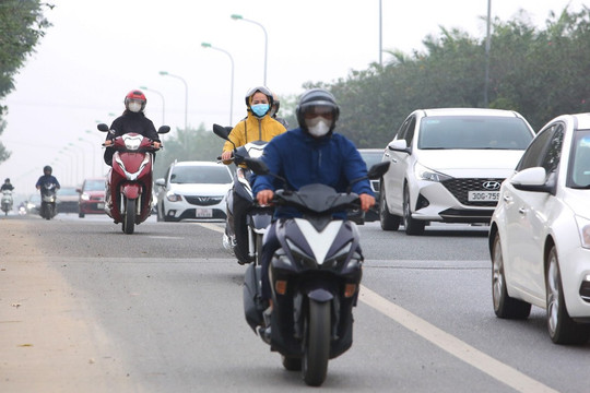Xe máy nườm nượp đi vào cao tốc Đại lộ Thăng Long