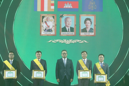 Phó Thủ tướng Campuchia trao huân chương Hoàng gia cho Viettel và Metfone
