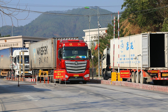 Xe container nằm hàng dài chờ xuất hàng sang Trung Quốc
