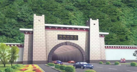 Đường hầm cao tốc trên cao lớn nhất thế giới dài gần 9.000m, nằm ở độ cao trung bình 3.200m cắt qua một ngọn núi