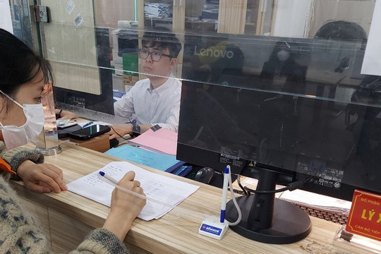 Chen chúc đổi giấy phép lái xe trong nội đô Hà Nội, ngoại thành thưa vắng