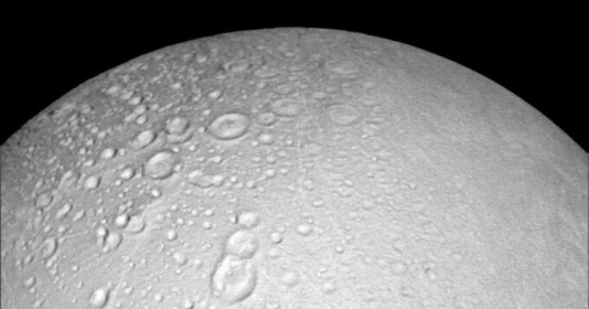Bất ngờ phát hiện đại dương mênh mông sâu 72km trên mặt trăng nhỏ nhất của sao Thổ