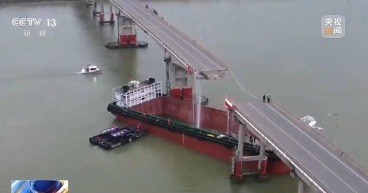 Sà lan đâm gãy đôi cầu khiến nhiều phương tiện đang lưu thông rơi xuống sông, thuyền trưởng lập tức bị bắt giữ