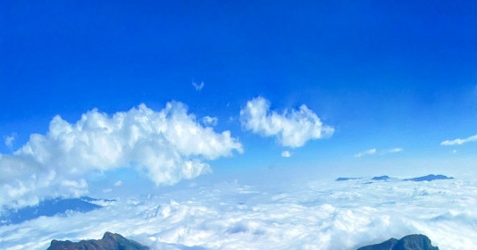 Ngọn núi cao thứ tư Việt Nam, là ranh giới tự nhiên của 2 tỉnh miền núi phía Bắc, được ví như thiên đường mây vô cùng ấn tượng và độc đáo