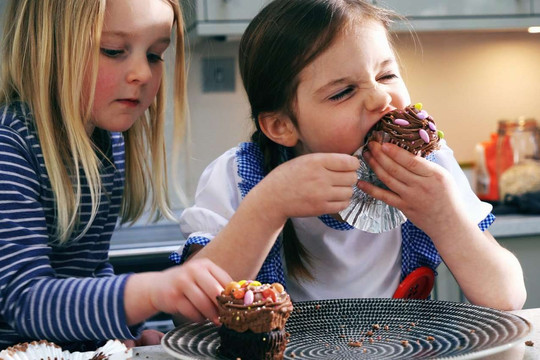 Những loại thực phẩm cha mẹ tuyệt đối không cho con ăn trước khi đi ngủ: Lâu dài sẽ khiến bộ não con bị ảnh hưởng, giảm IQ