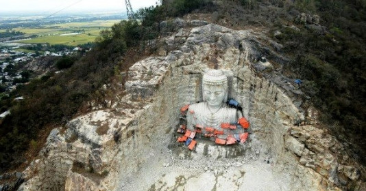 Bức tượng Phật ngồi trong vách núi cao nhất thế giới của Việt Nam: Mất 10 năm để hoàn thành, tọa lạc giữa quần thể tượng rộng 5.500m2