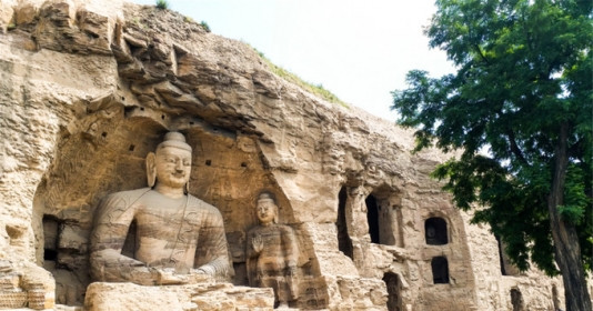 Bên trong hang đá được coi là ‘Bảo tàng văn vật quan trọng’ của Trung Quốc: Gồm 52 hang động lớn với 51.000 bức tượng đá, được UNESCO công nhận là Di sản thế giới