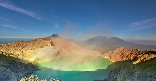 Hồ axit lớn nhất thế giới nằm trên miệng núi lửa cao 2.300m, thể tích 36 triệu m3, du khách muốn đến thăm phải đeo mặt nạ phòng độc