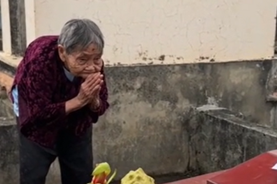 Cụ bà 103 tuổi vượt 300km về quê giỗ mẹ và câu nói đầy xót xa