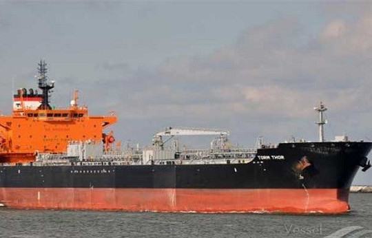 Houthi nã tên lửa đạn đạo vào tàu chở dầu treo cờ Mỹ