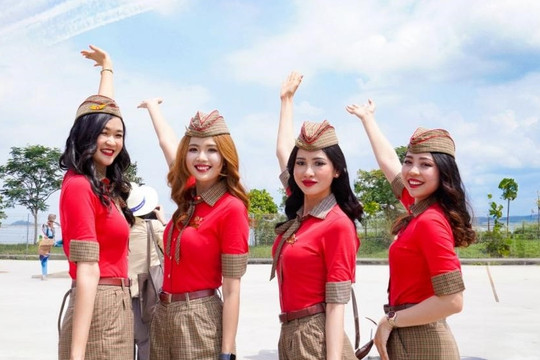 Tiếp viên hàng không Vietjet nổi bật tại Singapore Airshow 2024