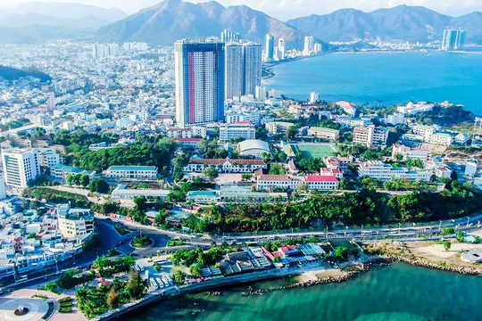 Trường Đại học rộng 15.000m2 có 3 mặt giáp biển, nhìn ra một trong những vịnh đẹp nhất thế giới của Việt Nam, sinh viên đi học ngỡ như đến resort 5 sao nghỉ dưỡng