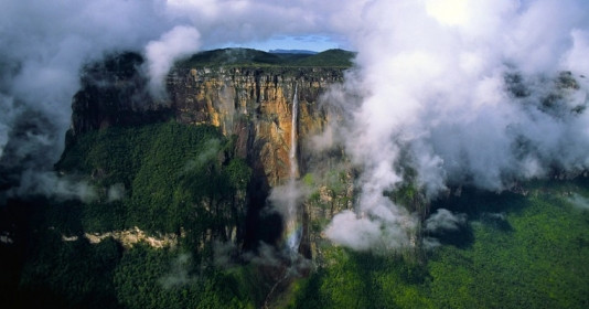 Ngọn núi là một trong những nơi có nền địa chất lâu đời nhất hành tinh với niên đại khoảng 2 tỷ năm, thu hút đông đảo du khách thích mạo hiểm