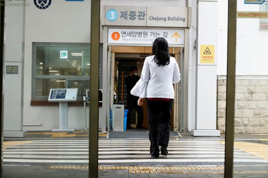 Y tá Hàn Quốc gánh thêm phần việc của bác sĩ đình công