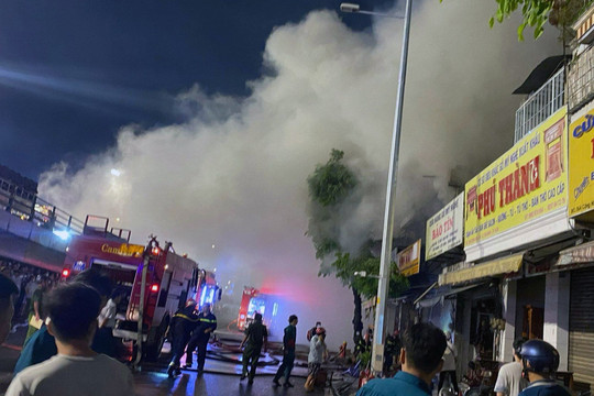 Cháy lớn ở cửa hàng đồ gỗ mỹ nghệ, cửa ngõ Tân Sơn Nhất ùn tắc nghiêm trọng