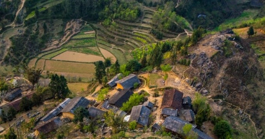 Ngôi làng chỉ cách cực Bắc Việt Nam 1km, không hề có nhà cao tầng, mỗi nhà đều xây rào đá, tường đất độc đáo