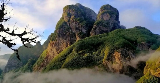 Dãy núi hình năm ngón tay được mệnh danh là 'đệ nhất hùng sơn', tọa lạc ở thị trấn đẹp nhất thế giới của Việt Nam
