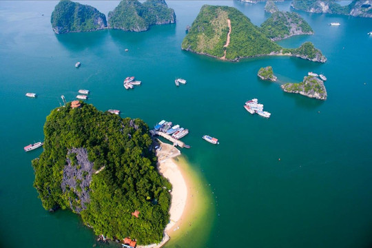 Bãi biển hoang sơ ở miền Bắc Việt Nam mang tên một nhà du hành vũ trụ, lọt top '100 bãi biển đẹp nhất thế giới' do chuyên trang du lịch quốc tế bình chọn