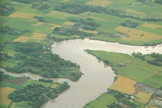Dòng sông chảy ngược từ Việt Nam lên Trung Quốc: Là sông lớn nhất của khu vực miền núi Đông Bắc, bắt nguồn từ vùng núi cao hơn 1.000m