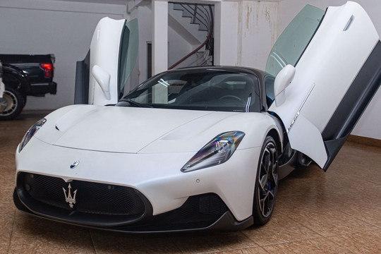 Kén khách, siêu xe Maserati MC20 hạ giá gần 3 tỷ dù chưa ra biển số