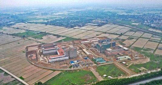 Cận cảnh ‘bộ đôi’ bệnh viện tiền tỷ sắp hoàn thiện bên cạnh đại lộ dài nhất Việt Nam
