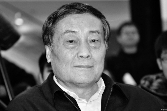 Vị đại gia giàu nhất Trung Quốc vừa qua đời ở tuổi 79: Từng đi bán đồ uống ở cổng trường học để nhặt từng đồng bạc, trở thành đại gia vẫn giản dị