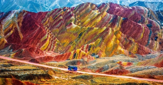 Khám phá Công viên địa chất toàn cầu rộng 1.200km2, được hình thành cách đây 200 triệu năm với các dãy núi có màu sắc hệt như cầu vồng