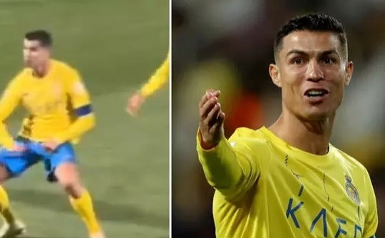 Ronaldo bị trừng phạt vì cử chỉ tục tĩu