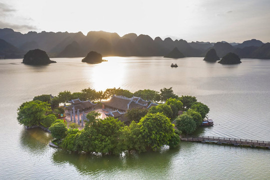 Ngôi chùa nằm trong quần thể 5.100ha lớn nhất thế giới của Việt Nam có niên đại hơn 1.000 năm, tọa lạc ở vị trí đặc biệt 'mặt hướng hồ lưng tựa núi'